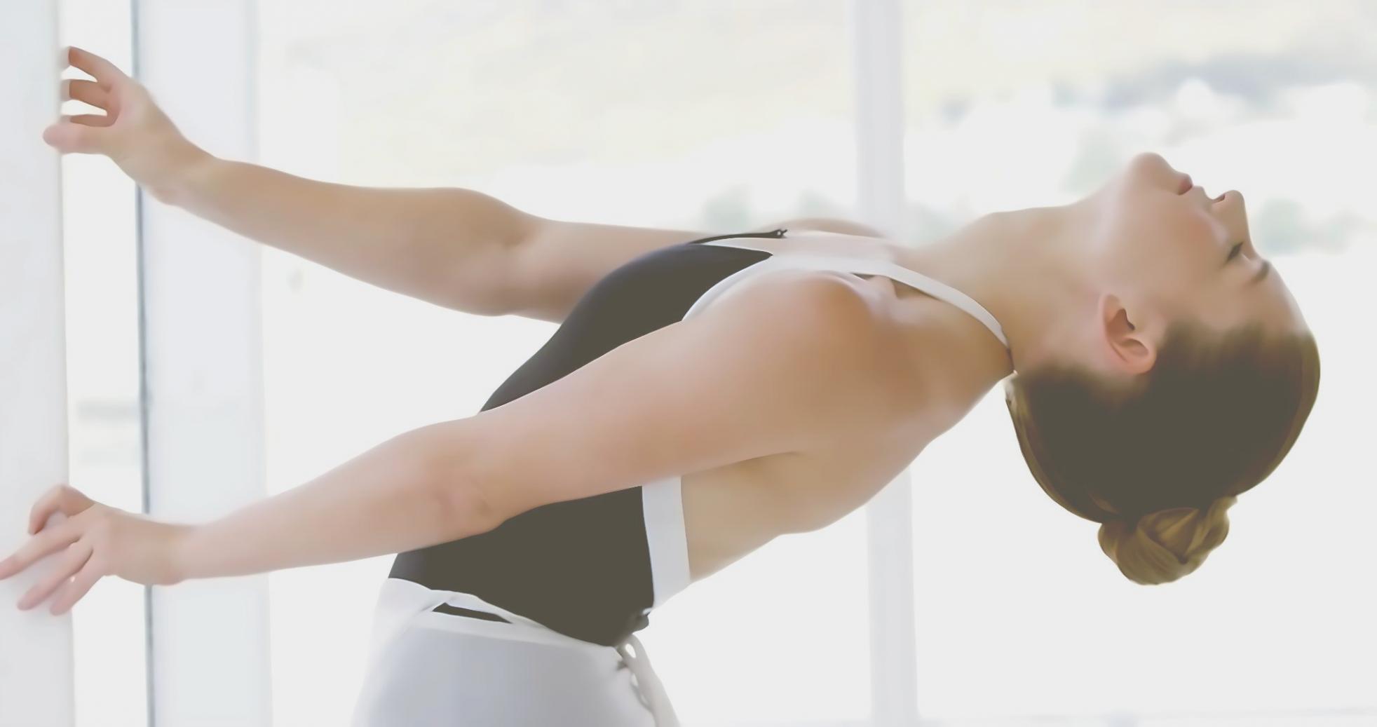 Teilnehmer beim Aerobic Dance Training in dynamischer Bewegung