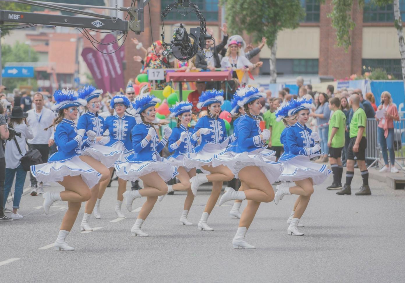 Fortgeschrittene Aerobic Dance Bewegungen in der Praxis